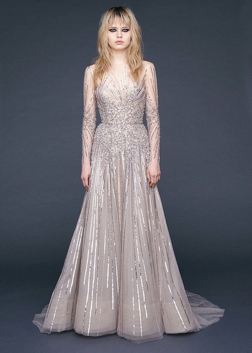Vestido largo brilli brilli en champagne con falda de vuelo de Reem-Acra