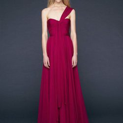 Vestido caído de una manga en color granate de Reem-Acra
