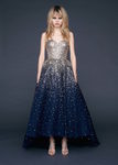 Vestido largo con escote corazón dorado y falda de vuelo azul de Reem-Acra