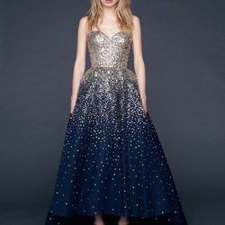 Vestido largo con escote corazón dorado y falda de vuelo azul de Reem-Acra