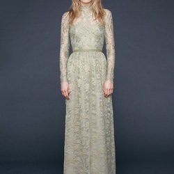 Vestido largo recto de encaje Chantilly en dorado de Reem-Acra