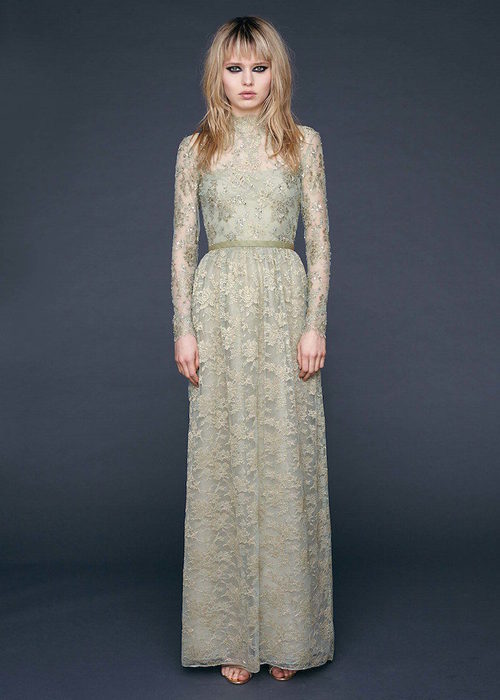 Vestido largo recto de encaje Chantilly en dorado de Reem-Acra