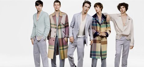 Trajes ocres con abrigos de estampado Madras de Ermenegildo Zegna