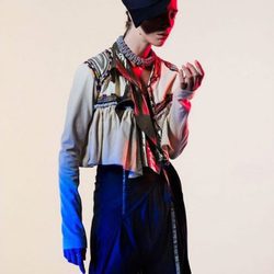 Blusa asimétrica blanca con detalles dorados y flecos bordados de Isabel Marant