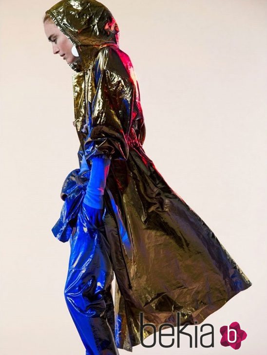 Abrigo chubasquero dorado y pantalones azules todo de lúrex de Isabel Marant