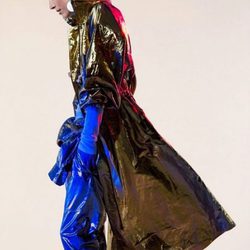 Abrigo chubasquero dorado y pantalones azules todo de lúrex de Isabel Marant