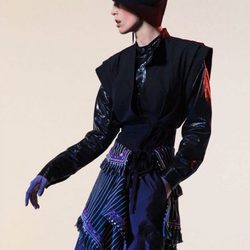 Chaqueta de lúrex negra con pantalón azul oscuro y pañuelo con flecos de Isabel Marant