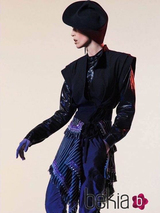 Chaqueta de lúrex negra con pantalón azul oscuro y pañuelo con flecos de Isabel Marant