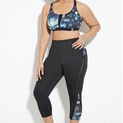 Cropped top azul estampado y mayas negras de Forever 21