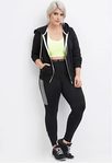 Chaqueta deportiva larga negra y cropped top amarillo de Forever 21