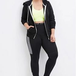 Chaqueta deportiva larga negra y cropped top amarillo de Forever 21