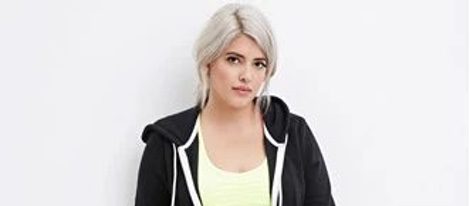 Chaqueta deportiva larga negra y cropped top amarillo de Forever 21