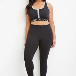 Cropped top negro y mayas negras de Forever 21