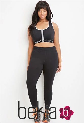 Cropped top negro y mayas negras de Forever 21