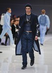 Abrigo tres cuartos azul oscuro con detalles metalizados en la manga de Versace