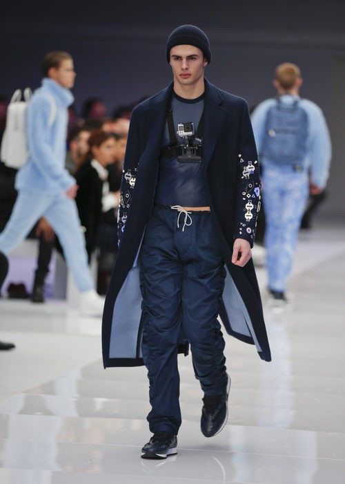 Abrigo tres cuartos azul oscuro con detalles metalizados en la manga de Versace