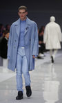 Conjunto azul serenity de maxi abrigo, jersey y pantalones para Versace
