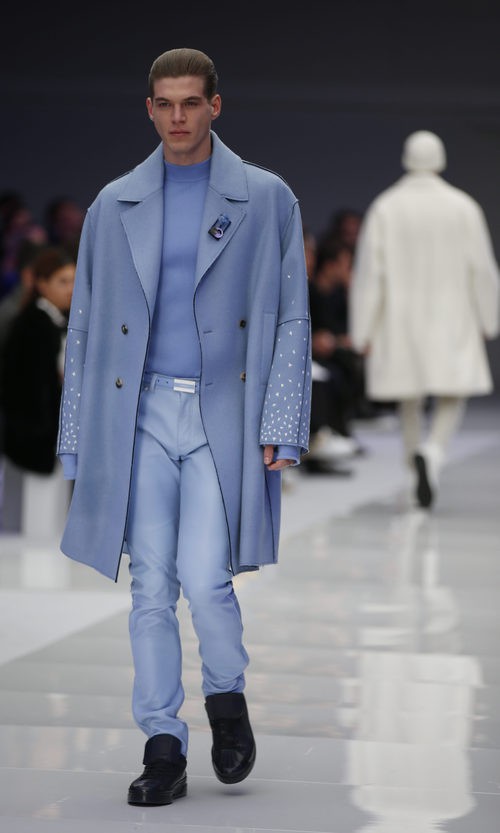 Conjunto azul serenity de maxi abrigo, jersey y pantalones para Versace