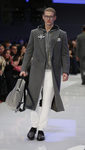 Abrigo tres cuartos gris con broche metalizado y pantalones blancos para Versace