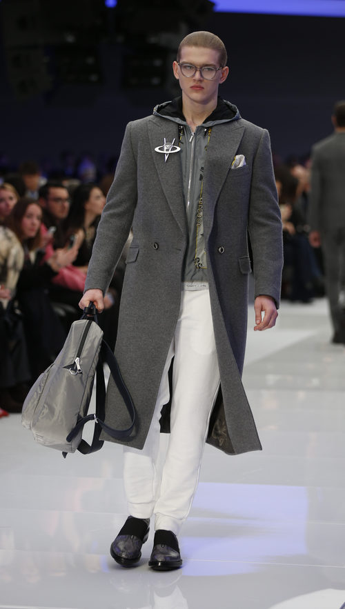 Abrigo tres cuartos gris con broche metalizado y pantalones blancos para Versace