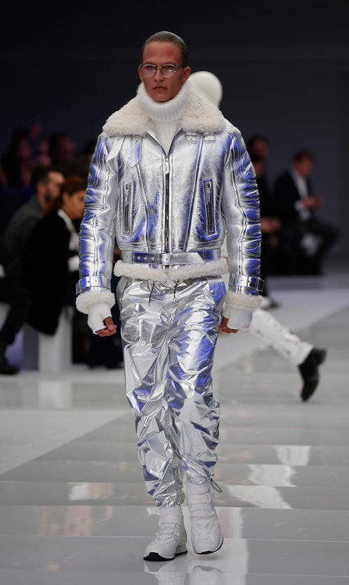 Conjunto de pantalón y abrigo gris metalizado y pelo blanco para Versace