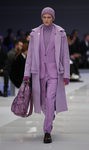 Conjunto en rosa con mochila estampada y gorro para Versace