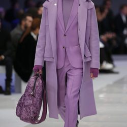 Conjunto en rosa con mochila estampada y gorro para Versace