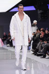Look total white con abrigo, chaqueta de punto y deportivas para Versace