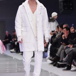 Look total white con abrigo, chaqueta de punto y deportivas para Versace