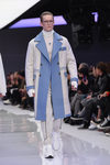Maxi abrigo blanco con solapas y detalles azules con jersey cuello alto para Versace