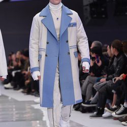 Maxi abrigo blanco con solapas y detalles azules con jersey cuello alto para Versace