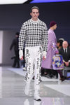 Jersey blanco con estampado geométrico y pantalones pesqueros para Versace