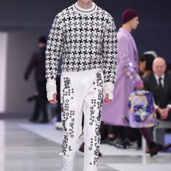 Jersey blanco con estampado geométrico y pantalones pesqueros para Versace