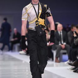 Camiseta de manga corta con dibujos y guantes de dedo negro para Versace