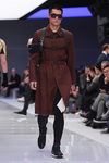 Abrigo tres cuartos de ante marrón oscuro y mochila de cintas negras para Versace