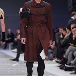 Abrigo tres cuartos de ante marrón oscuro y mochila de cintas negras para Versace