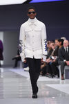 Look blanco y negro con chaqueta con detalles metalizados y pantalón recto para Versace