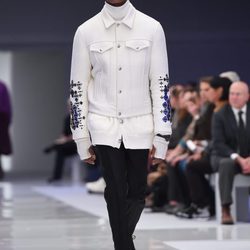 Look blanco y negro con chaqueta con detalles metalizados y pantalón recto para Versace