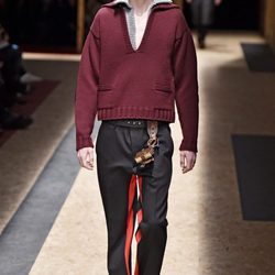 Jersey granate con cuello pico y pantalón con raya naranja para Prada