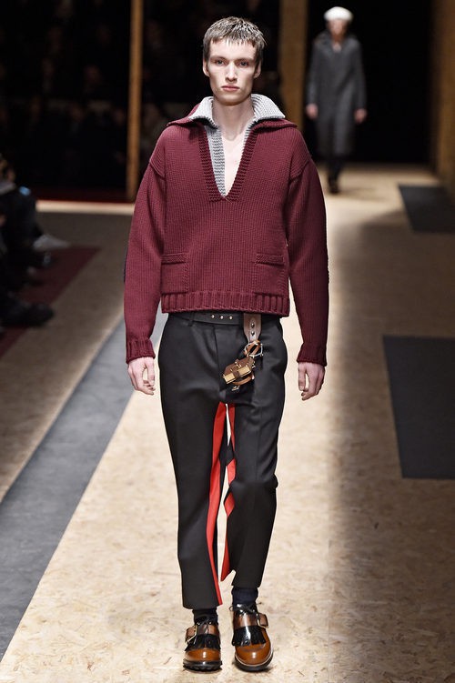 Jersey granate con cuello pico y pantalón con raya naranja para Prada