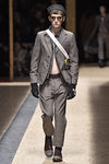 Traje gris con cinturón blanco sobre el pecho para Prada