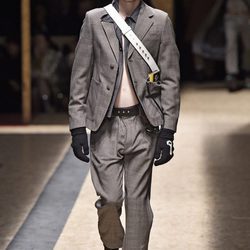 Traje gris con cinturón blanco sobre el pecho para Prada