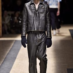 Total black en cuero para Prada