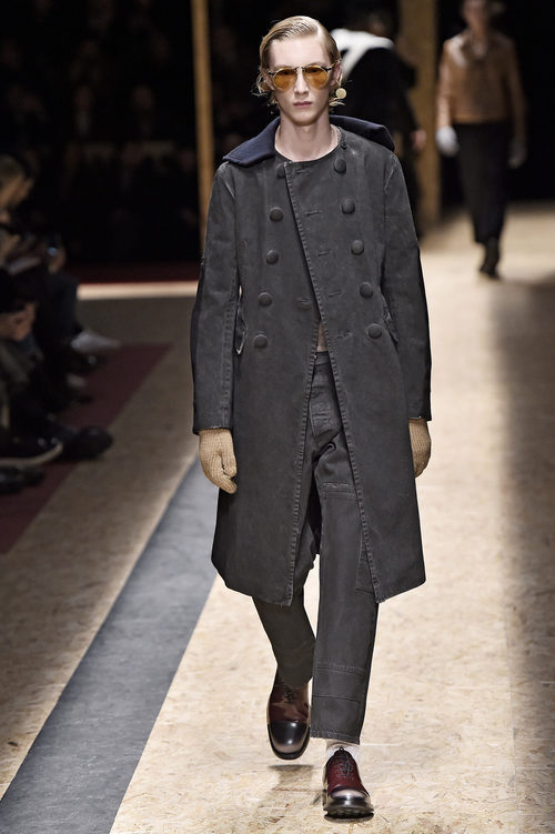 Maxi abrigo vaquero en negro en clave trench para Prada