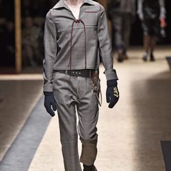 Look gris con jersey con cierre de cordón para Prada