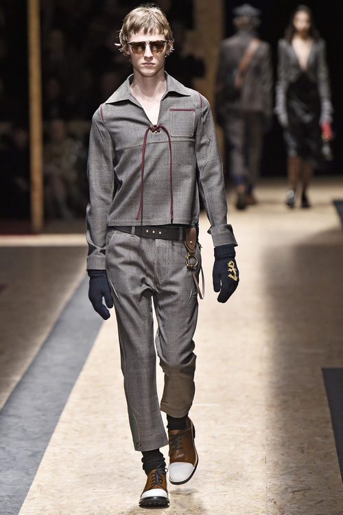 Look gris con jersey con cierre de cordón para Prada