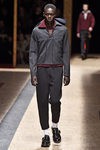 Estilo sport en negro con jersey rojo para Prada