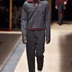 Estilo sport en negro con jersey rojo para Prada