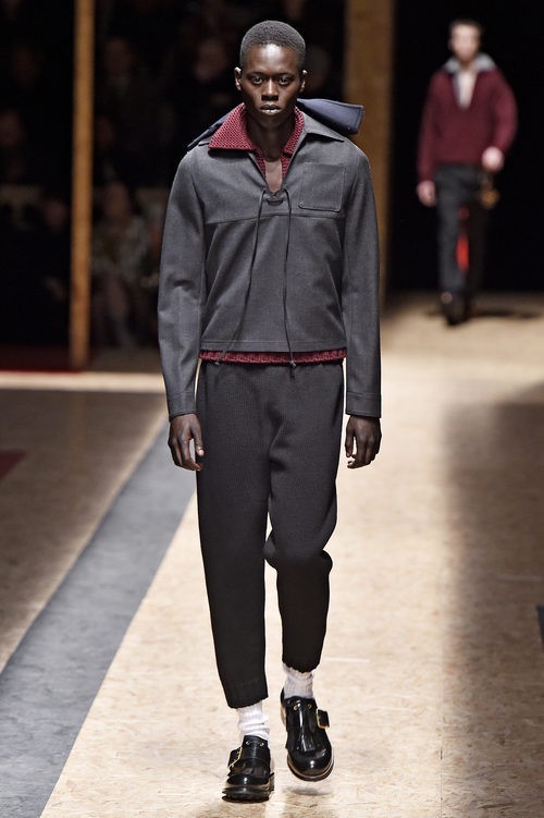 Estilo sport en negro con jersey rojo para Prada