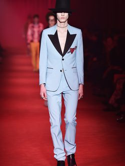 Traje azul serenity con solapas asiméticas negras y sombrero XXL para Gucci